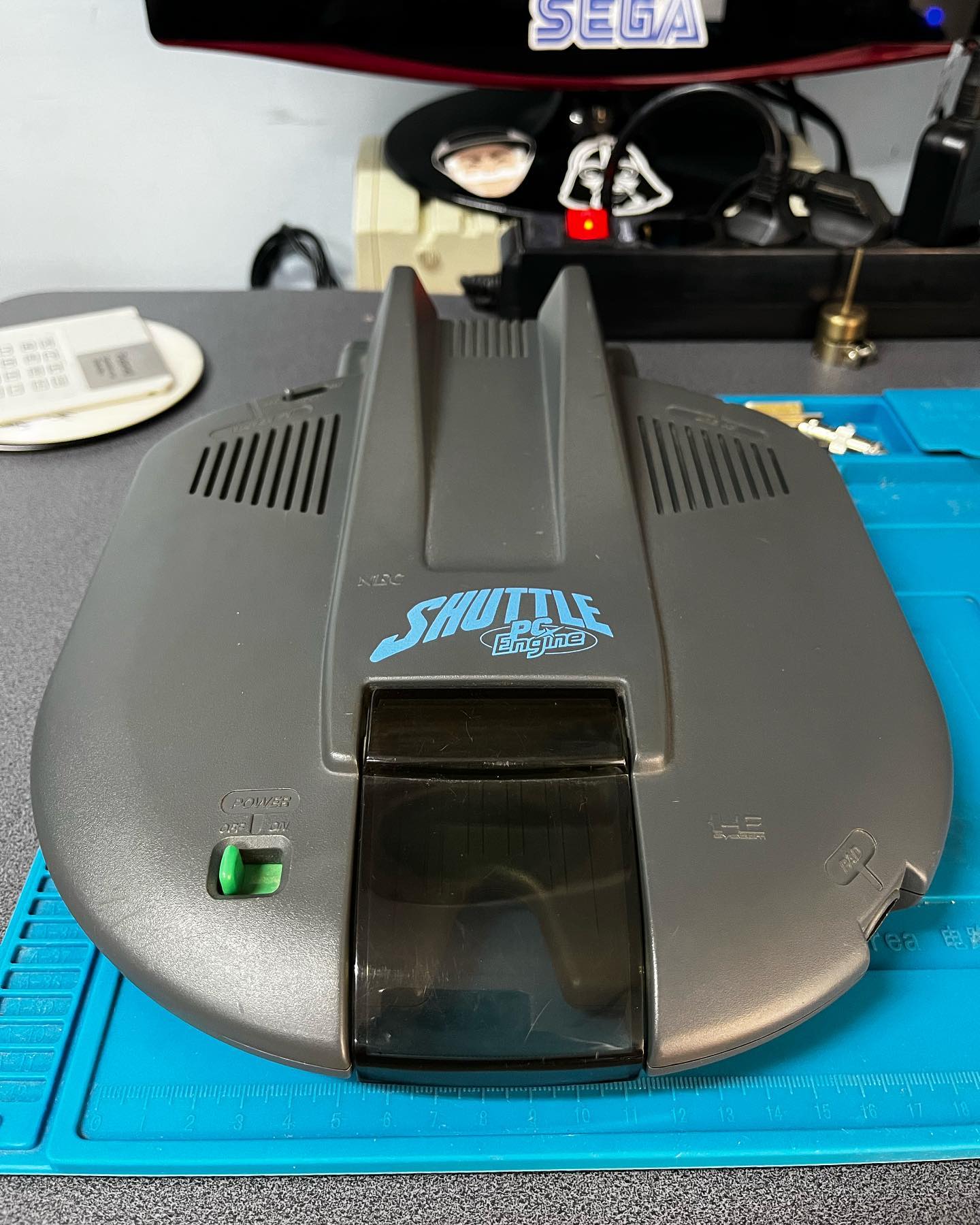 Retro console PC Engine collegata a monitor CRT